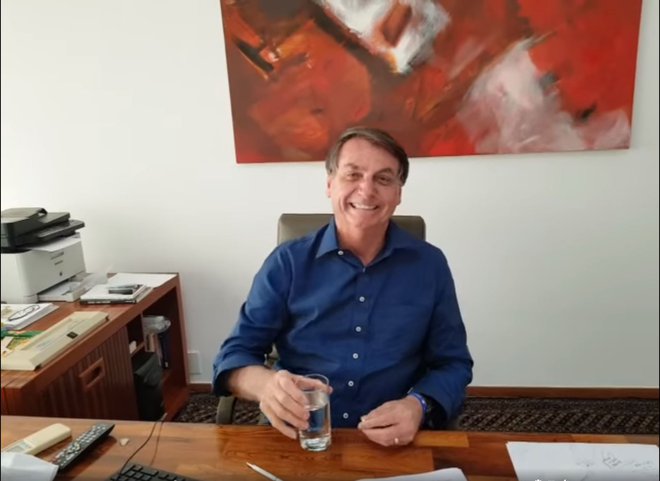 Bolsonaro z zgledom poziva k zdravljenu koronavirusa s hidroksiklorinom. FOTO: Stringer/AFP