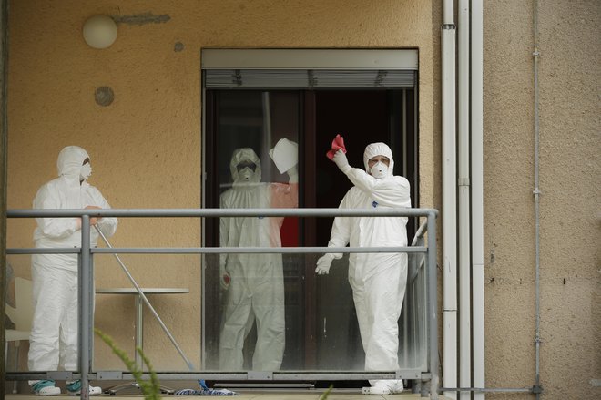 Dezinfekcija in čiščenje prostora za morebitne okužene s covidom-19. FOTO: Jure Eržen/Delo