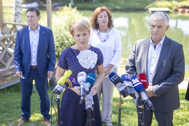 Aleksandra Pivec trdi, da&nbsp;z izjemo ljubljanskega odbora, ki ji je izrekel nezaupnico, na nobenem od njenih obiskov devetih drugih pokrajinskih organizacij ni bilo govora o tem ali o izstopu&nbsp;Desusa iz koalicije. FOTO: Voranc Vogel/Delo