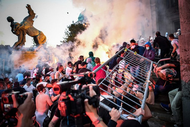 V Srbiji protestniki opozarjajo, da jim je oblast lagala, predsednik pa pravi, da nihče ne bo rušil stabilnosti in miru.&nbsp;Foto: Andrej Isakovic/Afp