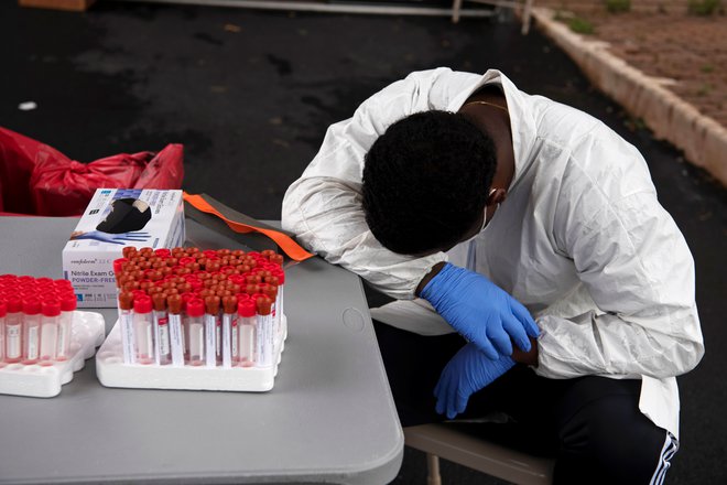 Zdravstveni delavci v Teksasu so, zaradi izjemnega števila novih okužb, povsem izmučeni. FOTO: Callaghan O'hare/Reuters