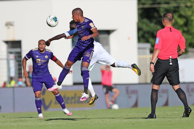 Mariborski brazilski dvojec Santos, Marcos Tavares (levo) je bil &ndash; kot moštvo &ndash; povsem nemočen v Sežani, kjer so vijolični izgubili šampionski pas. FOTO: Matej Glavina