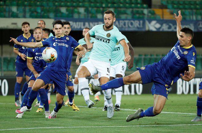 V zadnji tekmi 31. kola v italijanskem nogometnem prvenstvu je Inter (v svetlejših dresih) v Veroni iztržil le točko in na lestvici 3. mesto prepustil Atalanti. FOTO: Alessandro Garofalo/Reuters