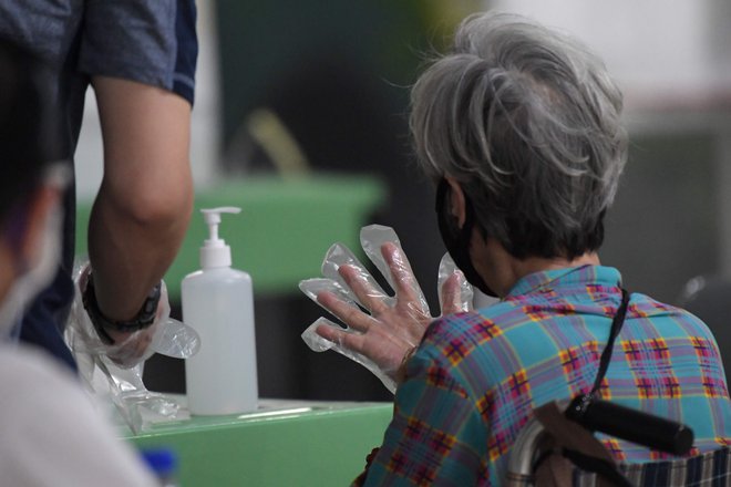 Še vedno velja, da za zaščito največ lahko naredimo sami: umivajmo in razkužujmo si roke, vzdržujmo socialno distanco. FOTO: Roslan Rahman/Afp