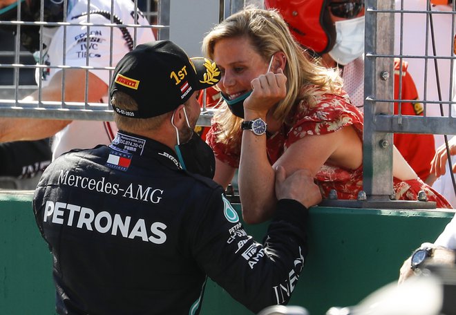 Valtteri Bottas je nedeljsko zmago proslavil s srčno izbranko Tiffany Cromwell. FOTO: AFP