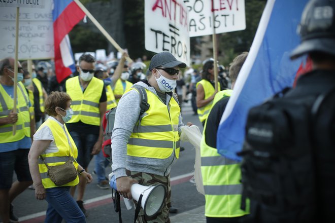 Predstavniki pro vladnih podpornikov ob policistih. FOTO: Jure Eržen/Delo