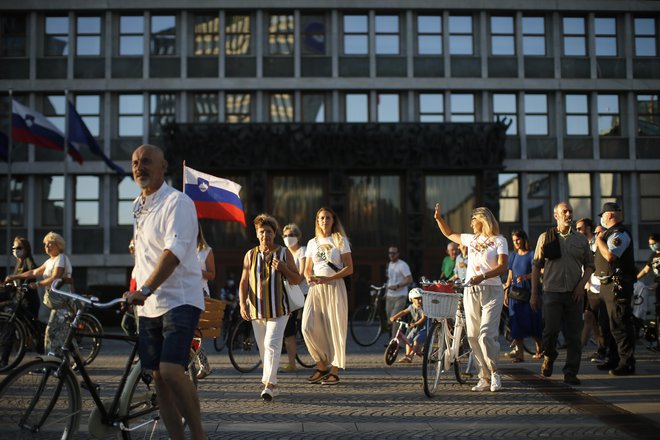 Protestniki s kolesarjenjem v središču mesta izkazujejo nestrinjanje z aktualno vladno politiko. FOTO: Jure Eržen/Delo