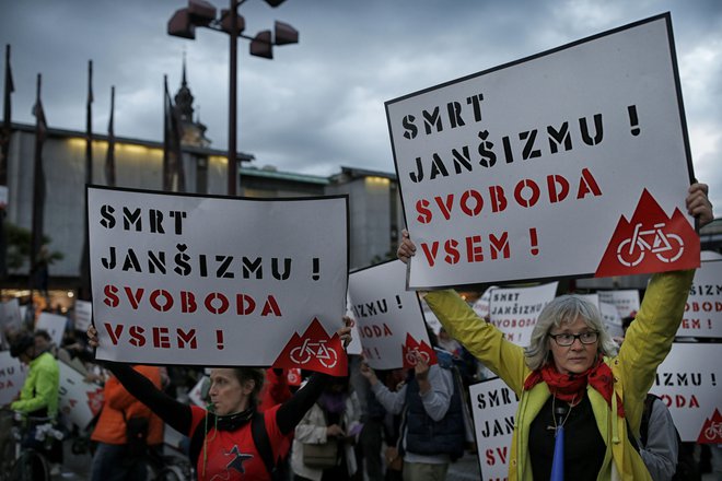 Menim, da protestniki z janšizmom mislijo na ideologijo, ki nam jo vsiljuje predsednik trenutne vlade J. Janša. Foto Blaž Samec/Delo