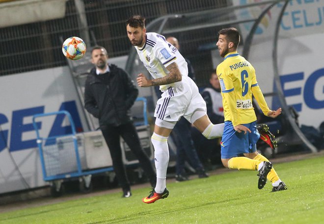 Amir Dervišević (levo) je v Sežani zmogel podajo iz avta, Nino Pungaršek je bil proti Domžalam adut z rezervne klopi. FOTO: Tadej Regent/Delo