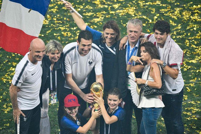 Didierja Deschampsa od leta 1985 na vsakem koraku spremlja njegova soproga Claude, s katero vzgajata 22-letnega sina Dylana (vsi trije na desni).