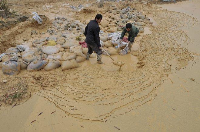 Izkopavanje redkih kovin v rudniku v Nančangu v kitajski provinci Jiangxi. Kitajski monopol​ je še vedno tudi posledica ohlapnejše okoljske, delovne in zdravstvene zakonodaje. Foto Reuters