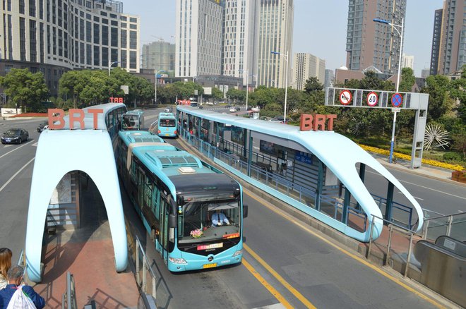 V Dar es Salaamu, administrativni prestolnici Tanzanije, so uvedli učinkovit avtobusni sistem z lastnimi voznimi pasovi, podoben tramvajskemu. FOTO: OZN