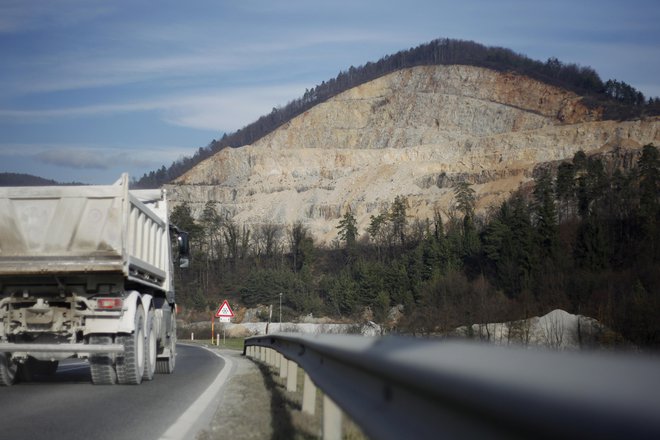 Kamnolom Velika Pirešica je za gradbince zanimiv predvsem zaradi materijala, ki bi ga lahko uporabili pri gradnji tretje razvojne osi. FOTO: Leon Vidic/Delo