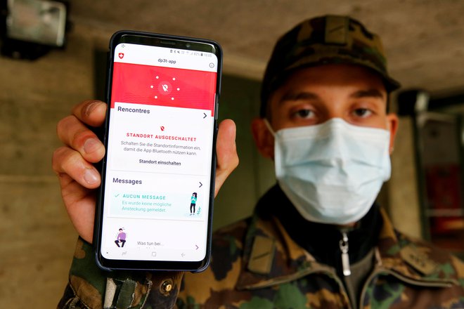 Aplikacije za sledenje okužbam je uvedlo že več držav, večinoma se niso izkazale za posebej uspešne. FOTO: Denis Balibouse/Reuters