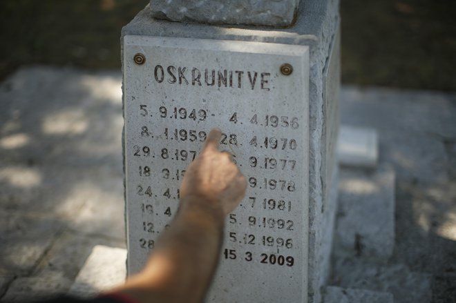 Skrunitve spomenika in druga mazaštva so najlepši dokaz, kdo &raquo;čisti&laquo; po Trstu in Krasu. Foto: Jure Eržen