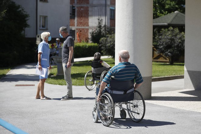 V kriznih timih bi morali ob epidemiologih sodelovati tudi strokovnjaki za duševno zdravje in socialni psihologi. FOTO Leon Vidic/Delo