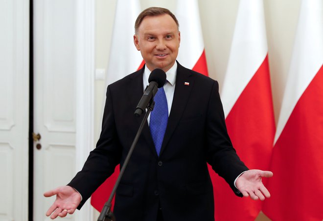Andrzej Duda se je že v nedeljo zvečer, ko so izidi vzporednih volitev nakazali njegovo zmago, zahvalil vsem Poljakom za udeležbo v drugem krogu predsedniških volite FOTO: Aleksandra Szmigiel/Reuters
