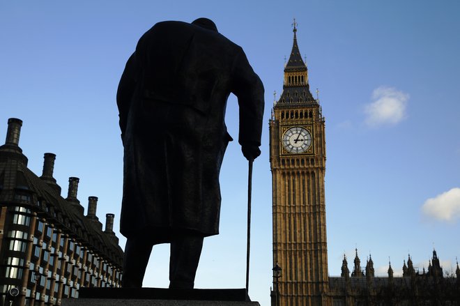 Spomenik nekdanjega britanskega premierja Winstona Churchilla v Londonu. FOTO: Luke MacGregor/Reuters