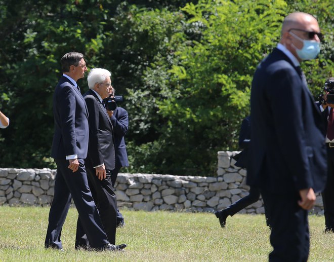 Predsednika Slovenije in Italije, Borut Pahor in Sergio Mattarella, sta danes pri Bazovici položila venca k spominskemu obeležju na bazoviški fojbi, zatem pa še k spomeniku bazoviškim junakom. FOTO: Jože Suhadolnik/Delo