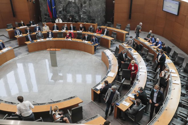 Večina opozicijskih poslancev je zapustila sejo, ker se Janša ni opravičil za tvit o Srebrenici. FOTO: Uroš Hočevar/Delo