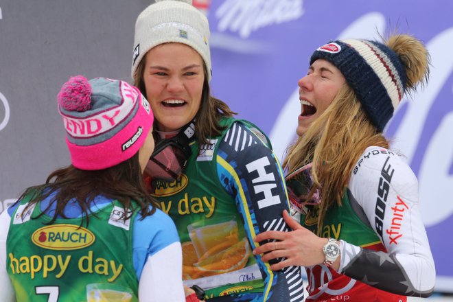 Mikaela Shiffrin (desno), Anna Swenn Larsson in Wendy Holdener so se iz Maribora dobre volje odpravile na SP na Švedsko. FOTO: Tomi Lombar/Delo