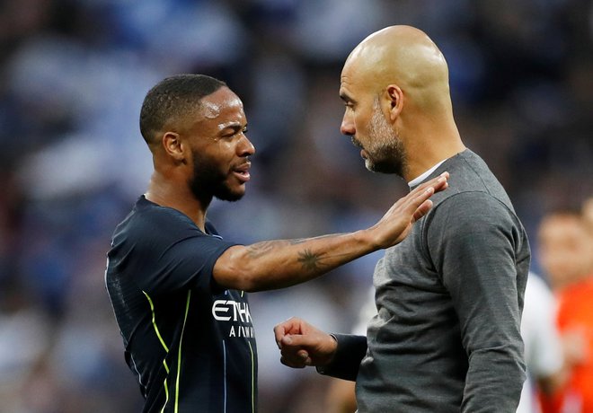 ManCityjev trener Pep Guardiola (desno) in njegov 120 milijonov evrov vredni eksponat Raheem Sterling. FOTO: Reuters