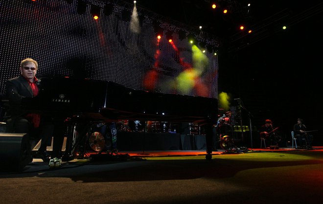 Elton John je edinkrat nastopil v Sloveniji 11. novembra 2011 v ljubljanski dvorani Stožice. FOTO: Ljubo Vukelič/Delo