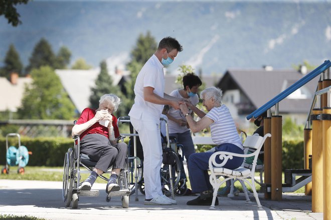 V domovih za starejše občane jih v primeru vdorov virusa najbolj skrbi kadrovska podhranjenost. FOTO: Uroš Hočevar/Delo