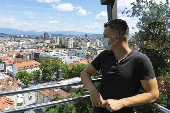 Na spodnji postaji vzpenjače so se pred letom dni za vožnjo na Ljubljanski grad vile dolge kolone potnikov. Današnja slika je precej drugačna. Foto Vid Svetina