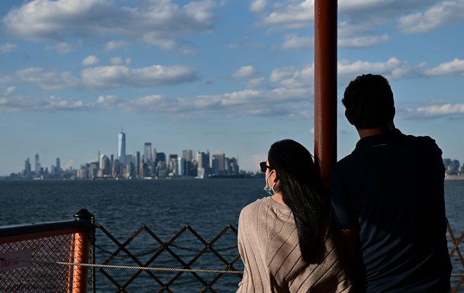 Pogled na New York s trajekta na poti iz Staten Islanda. Foto Afp