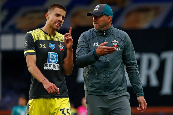 Na fotografiji sicer tega ni zaznati, a trener Southamptona Ralph Hasenhüttl in poljski branilec Jan Bednarek sta po zadnjih uspehih sodeč miselno na isti valovni dolžini. FOTO: Clive Brunskill/AFP