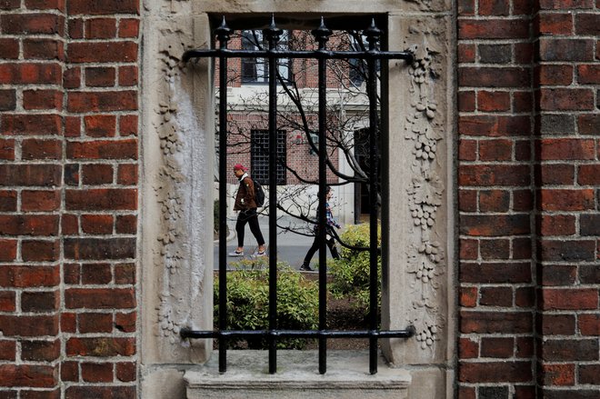 Napoved Trumpove vlade izgonu tujih študentov je bila objavljena, ko je Harvard naznanil, da bo zaradi pandemije covida-19 večji del jesenskega semestra potekal na daljavo. FOTO: Brian Snyder/Reuters