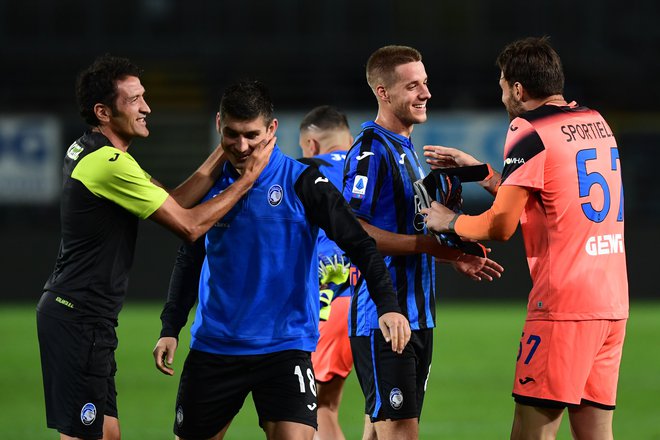 Atalanta melje tekmece tudi z rezervisti, med katerimi izstopata Ukrajinec Ruslan Malinovskij (drughi z leve) in Hrvat Mario Pašalić. Po zmagi s 6:2 se Atalanta bliža tudi mejniku 100 golov v sezoni, pet tekem pred koncem serie A je pri 93. FOTO: Miguel Medina/AFP