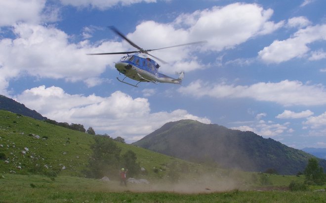 Poleg policistov so na kraj nezgode napotili pripadnike GRS Tolmin in helikoptersko ekipo za reševanje v gorah GRS z Brnika. FOTO: Miljko Lesjak/GRS Tolmin