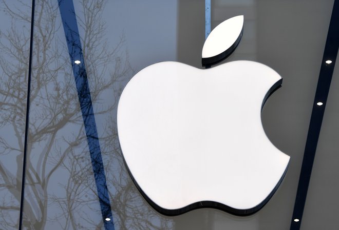 Znameniti logo podjetja Apple na pročelju njegove trgovine v Bruslju. Foto: Emmanuel Dunand/Afp