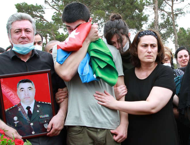 V Bakuju so pokopali azerbajdžanskega polkovnika, ki je padel v zadnjih obmejnih spopadih med oboroženimi silami Armenije in Azerbajdžana. FOTO: Stringer/Reuters