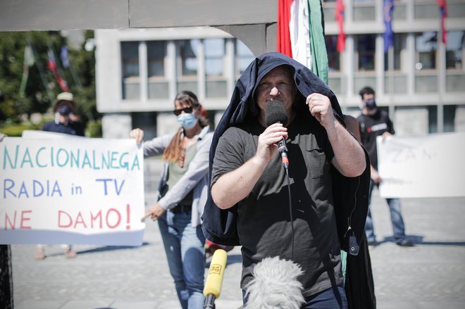 Sašo Hribar, radijski voditelj in soustanovitelj Zavoda plačnikov RTV-naročnine, je na shodu v satiričnem nastopu ovrgel očitke, da je RTV ostanek komunizma z močno nostalgijo po Jugoslaviji. FOTO: Uroš Hočevar/Delo