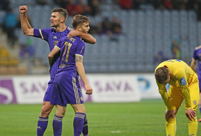 Maribor je zanesljivo osvojil vse tri točke v Stožicah. Strelec prvega gola Luka Zahović (desno) in podajalec za drugi gol Rok Kronaveter. FOTO: Tadej Regent