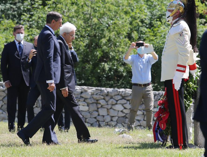 Ali je mogoče govoriti o razdeljeni preteklosti in temačnih desetletjih slovensko-italijanskih odnosov, kot da so k njihovi težavnosti svoje prispevali tudi Slovenci? Predsednika Sergio Mattarella in Borut Pahor 13. julija pri bazoviški fojbi. Foto Jože Suhadolnik/Delo