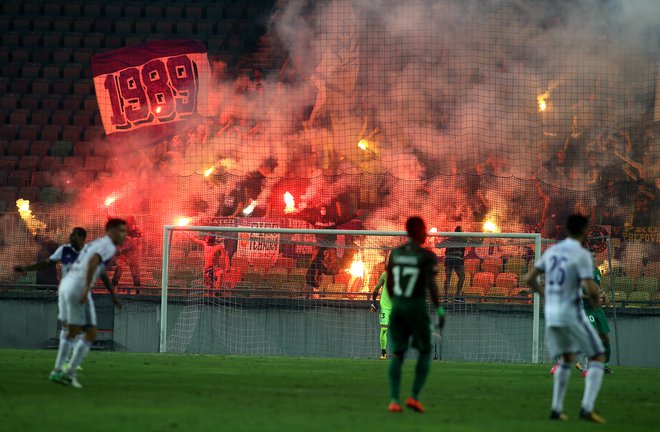 Pirotehnika na tribunah je prepovedana. Uporaba lahko povzroči poškodbe, poleg tega se ob gorenju sproščajo strupeni plini. &nbsp;&nbsp;&nbsp;&nbsp;&nbsp;&nbsp; &nbsp;&nbsp;&nbsp;&nbsp;&nbsp;&nbsp; Foto Jože Suhadolnik