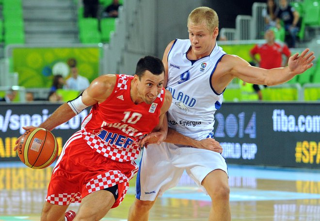 Roko Leni Ukić je Stožice dodobra spoznal med eurobasketom 2013. Na fotografiji v dvoboju s finskim reprezentantom Sasujem Salinom, prav tako nekoč zmajem. Foto: Andrej Isaković/AFP