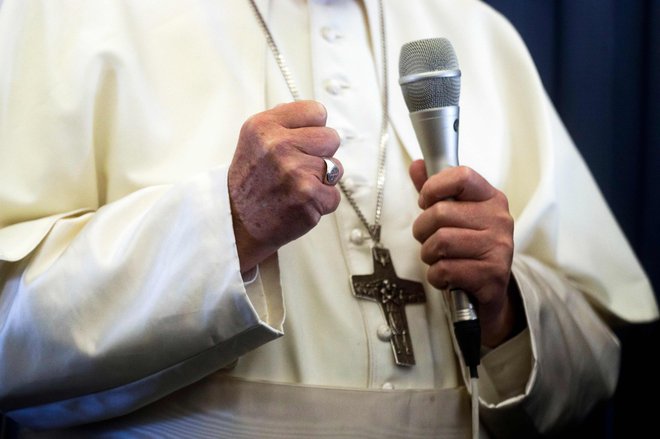 K oblikovanju tovrstnega priročnika je pozval papež Frančišek. FOTO: Gregorio Borgia/AFP