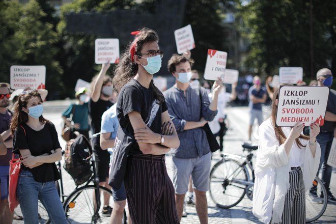 Pred začetkom je včeraj nekaj sto novinarjev in medijskih delavcev pred stavbo DZ z nagovori, transparenti in vzkliki pozvalo k neodvisnosti in svobodi slovenskih medijev. FOTO: Uroš Hočevar/Delo