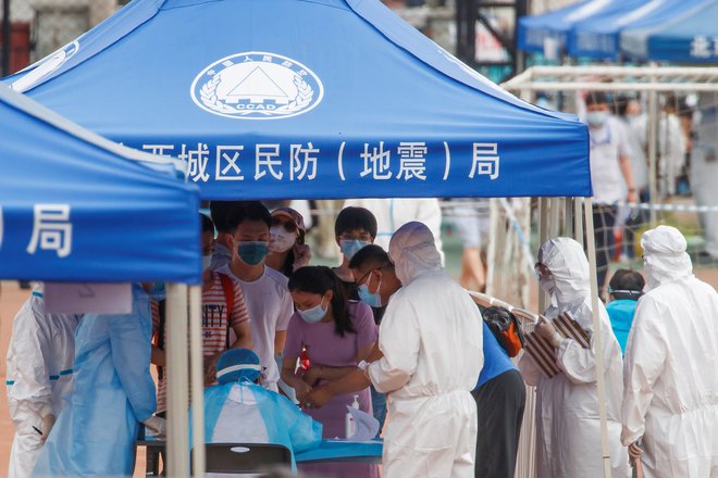 People line up to get tested at the Guangan Sport Center after an unexpected spike of cases of the coronavirus disease (COVID-19) in Beijing, China June 15, 2020.  REUTERS/Thomas Peter Foto Thomas Peter Reuters