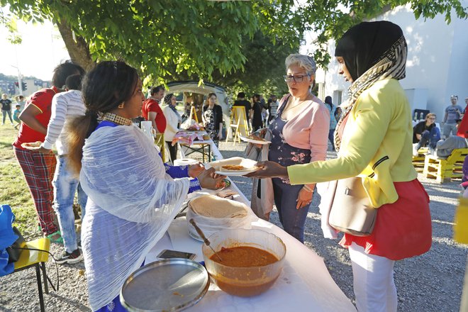 Jardanos Haile iz Eritreje je opisala, da injero jedo z omakami, za kosilo ali večerjo.