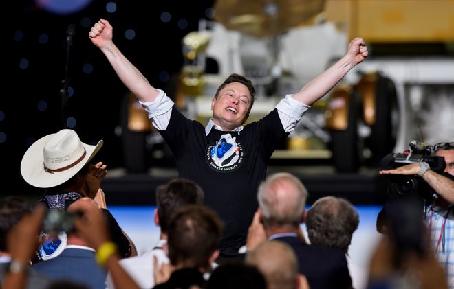 Kapitan in lastnik podjetja Spacex proslavlja uspešno izstrelitev dragona proti mednarodni vesoljski postaji.&nbsp;FOTO: Steve Nesius/Reuters