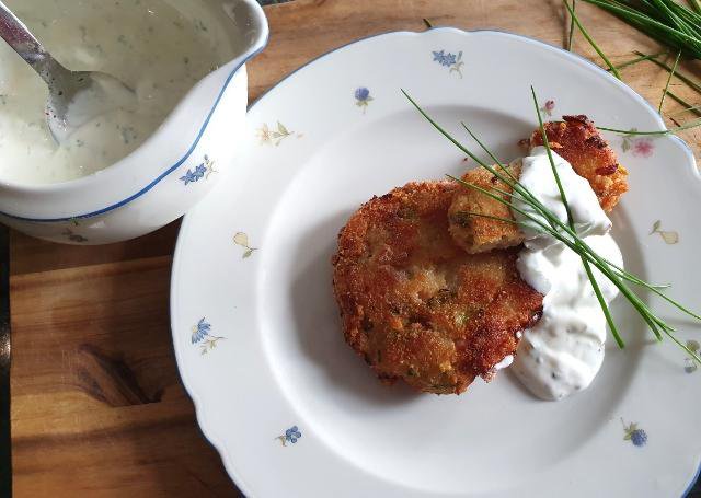 Za jogurtov preliv vse sestavine dobro premešamo in postrežemo zraven polpetov ali pa ga kar prelijemo čez njih. FOTO: Tanja Drinovec