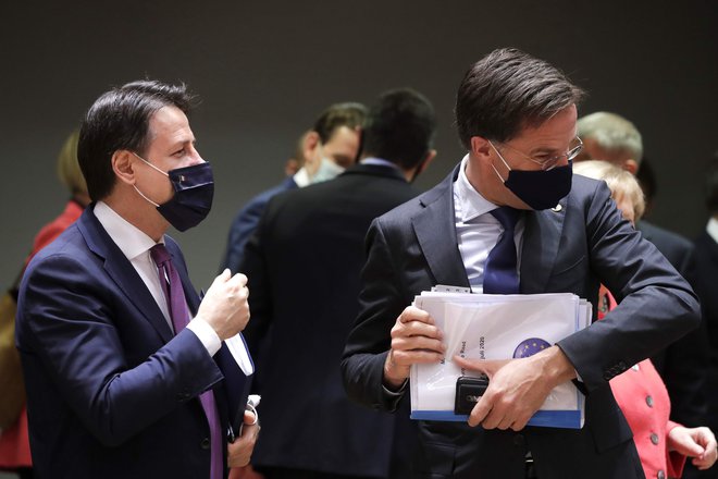 Italijanski premier Giuseppe Conte in njegov nizozemski kolega Mark Rutte na vrhu v Bruslju. Foto: Stephanie Lecocq/Afp