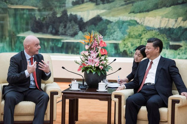 Kitajski predsednik Xi Jinping (desno) je zaljubljen v nogomet. Tudi Fifin predsednik Gianni Infantino (levo) računa na vzpon s pomočjo kitajskih vlagateljev. FOTO: Reuters
