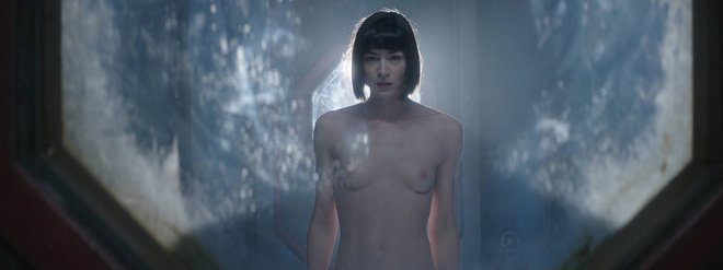 Film<em> Ederlezi Rising</em> postavlja tudi vprašanje o zmožnosti ljubezni med človeškim bitjem in kiborgom. FOTO: promocijsko gradivo